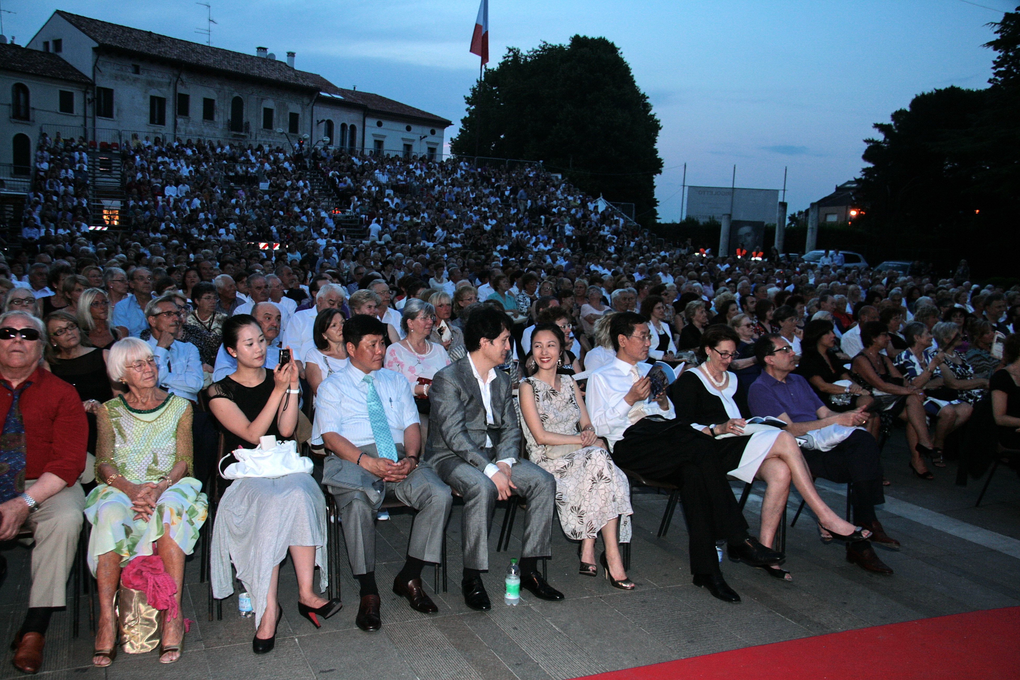 Ospiti coreani fra il pubblico di Opera in Piazza - luglio 2010