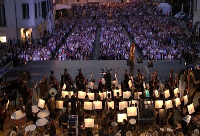 ASPETTANDO IL 2014…OPERA IN PIAZZA 2013  SALUTA E INVIA DOLCI AUGURI PER L’ANNO CHE VIENE A TUTTO IL SUO MERAVIGLIOSO E AFFEZIONATO PUBBLICO