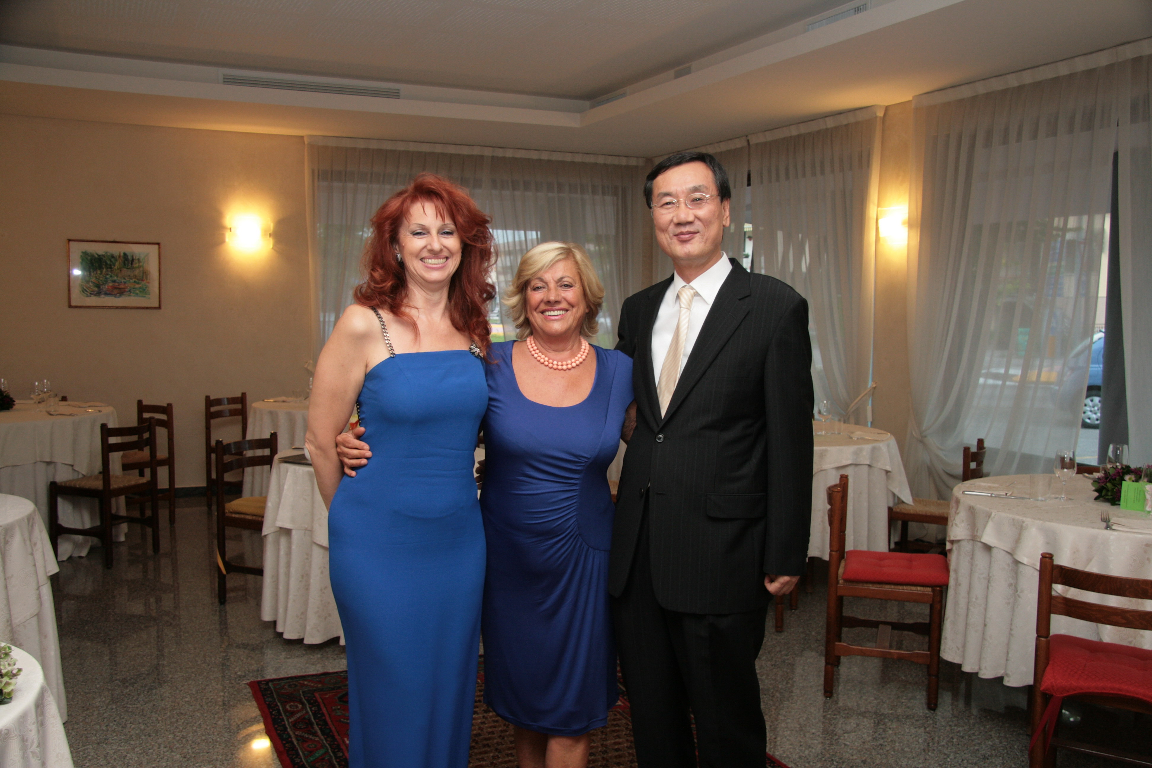 Maria Grazia Patella con gli ospiti Adua Veroni e il Console Generale della Corea del Sud, in occasione dell'Opera Rigoletto a Oderzo