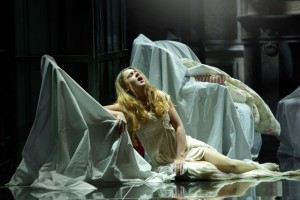 Scena della Traviata in Piazza Grande di Oderzo -La soprano Lana Kos del Teatro dell'Opera di Maribor